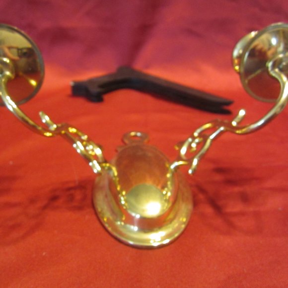 VTG 80'S BRASS DBLE CANDLE WALL SCONCE, WONDERFUL SCROLL DESIGN, HOLLYWOOD REGEN - Picture 2 of 6